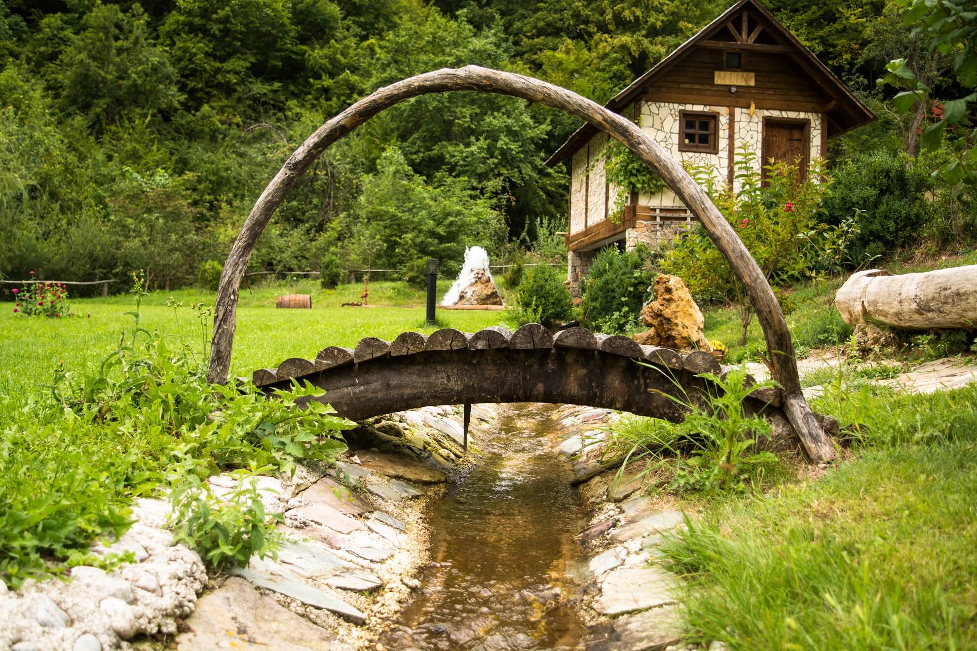 Tri kucice pored vodenice